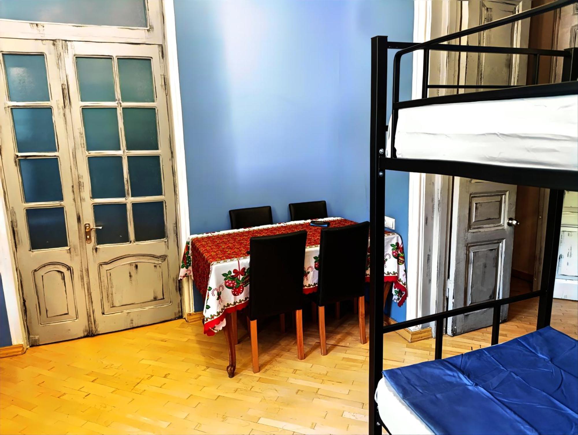 J Square Hostel Tbilisi Eksteriør billede